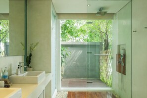 Villa (5 Bedrooms) | Bathroom | Rainfall showerhead, free toiletries, towels