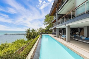 Outdoor pool, pool umbrellas, sun loungers - The View (Koh Samui)
