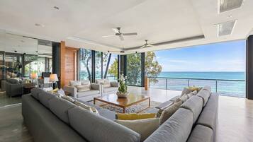 Villa (5 Bedrooms) | Woonruimte | Televisie, een dvd-speler, een tafeltennistafel en slimme speakers