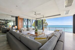 Villa (5 Bedrooms) | Wohnbereich | 32-Zoll-Fernseher mit Digitalempfang, DVD-Player, Tischtennisplatte