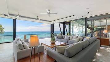 Villa (5 Bedrooms) | Living area