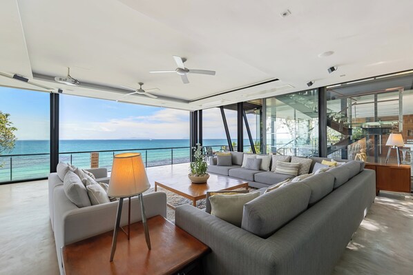Villa (5 Bedrooms) | Living area