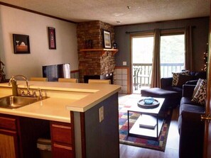 Living area - Snowshoe, WV Jan Avail - 1 Bdrm - Sleeps 4 (Snowshoe)