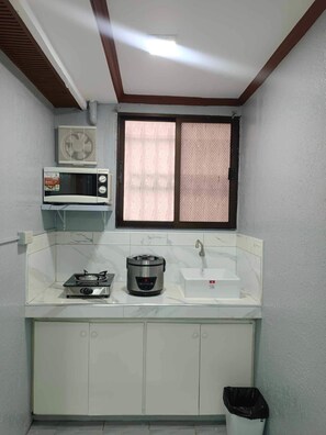 Fridge, microwave, stovetop, electric kettle