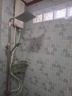 Dusche, Haartrockner, Bidet, Handtücher