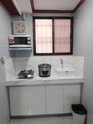 Refrigerador, microondas, parrilla de estufa y tetera eléctrica