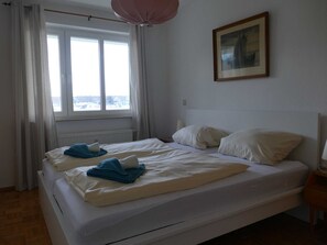 2 Schlafzimmer, Schreibtisch, Reisekinderbett, WLAN