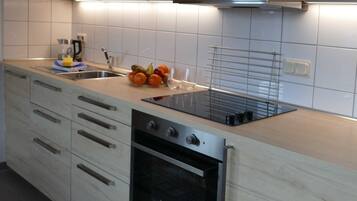 Refrigerador, horno, lavavajillas, silla alta para bebés