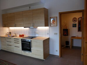 Kühlschrank, Ofen, Geschirrspüler, Hochstuhl
