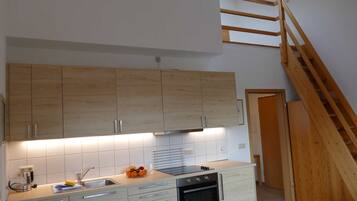 Kühlschrank, Ofen, Geschirrspüler, Hochstuhl