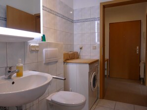 Douche, sèche-cheveux, serviettes fournies
