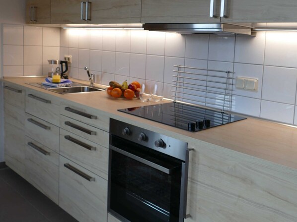 Køleskab, ovn, opvaskemaskine, højstol