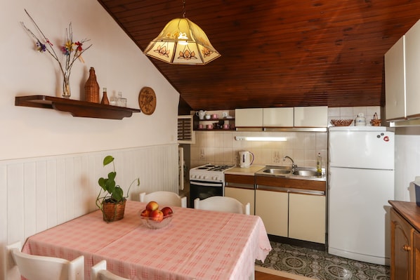 Apartment (Duplex Two Bedroom Apartment) | Dining room
