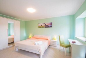 4 bedrooms, iron/ironing board, WiFi, bed sheets