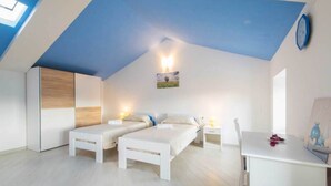 Un dormitorio moderno con dos camas, un escritorio y una silla.