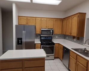 Refrigerador, microondas, horno y parrilla de estufa