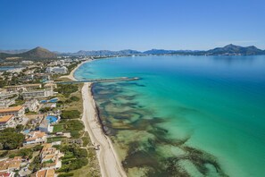 Sun loungers, beach towels - Beach house for 6 persons, with pool and garden, in Playas de Muro, Mallorca (Muro)