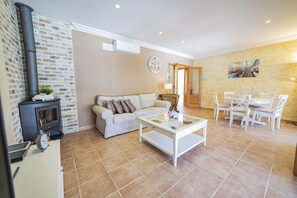 TV, fireplace, books - Beach house for 6 persons, with pool and garden, in Playas de Muro, Mallorca (Muro)