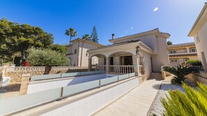 A Mediterranean-style villa with a swimming pool, stone walls, and a well-maintained garden. - Beach house for 6 persons, with pool and garden, in Playas de Muro, Mallorca (Muro)