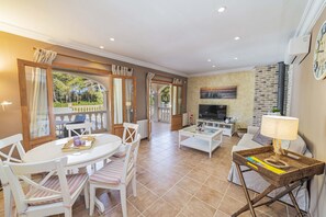 Télévision, cheminée, livres