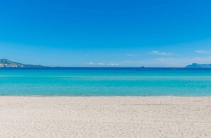 Sun loungers, beach towels - Beach house for 6 persons, with pool and garden, in Playas de Muro, Mallorca (Muro)