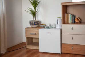 Refrigerador, cafetera/tetera, tetera/pava eléctrica, freezer