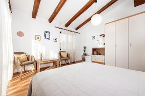 Tabla de planchar con plancha, wifi gratis y ropa de cama 