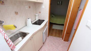 Apartamento, 1 cama doble, fumadores | Cocina básica privada | Frigorífico, cafetera o tetera, hervidor eléctrico y congelador