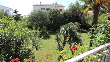 Apartamento, 1 cama doble, fumadores | Vistas al jardín