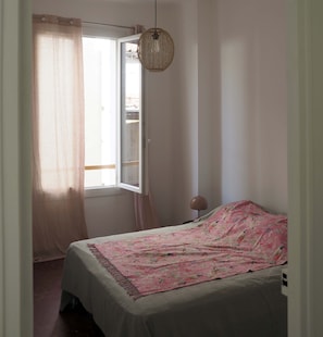 2 عدّة غرف نوم ومكواة/لوح كي وواي فاي