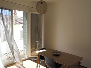 تناول الطعام