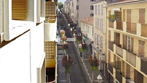 A narrow street lined with multi-story buildings, featuring balconies with railings and potted plants. - T3 rue Lamalgue-Mourillon Plages-Toulon (Toulon)