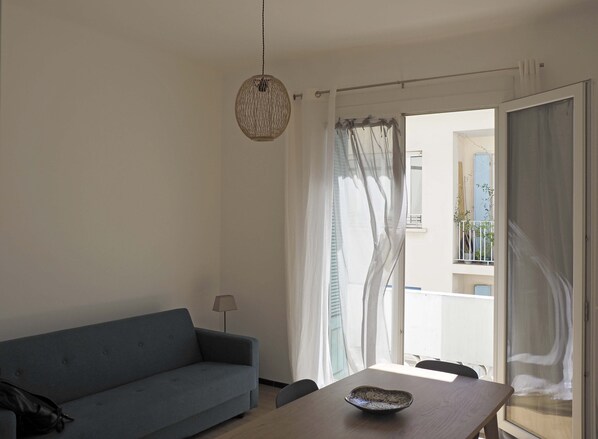 تلفزيون، كُتُب، مكتب