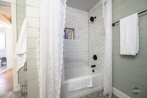 Ensemble douche/baignoire, sèche-cheveux, serviettes fournies, savon