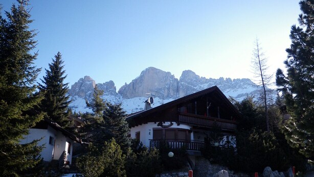A chalet with a balcony overlooking a snowy mountain. - Chalet in Carezza al Lago (Carezza Al Lago)