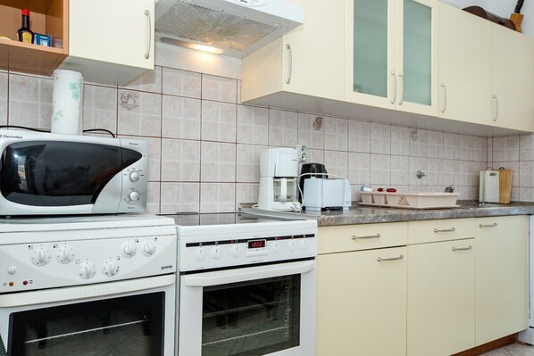 Kühlschrank, Mikrowelle, Ofen, Geschirrspüler