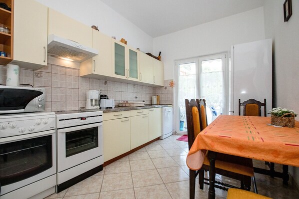 Fridge, microwave, oven, dishwasher