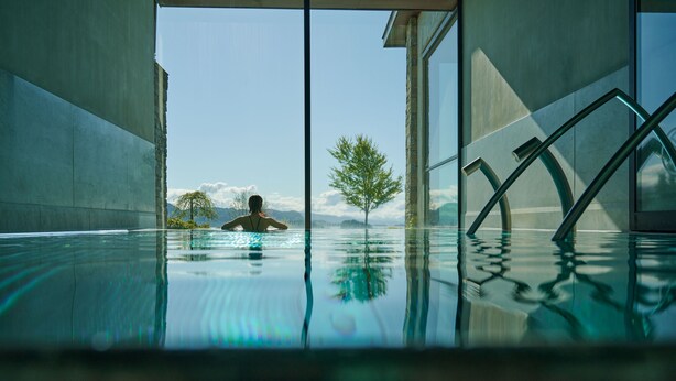 Una piscina techada, una piscina al aire libre