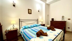 3 chambres, fer et planche à repasser, Wi-Fi, draps fournis