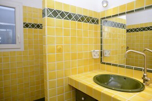 Dusche, Haartrockner, Handtücher, Toilettenpapier