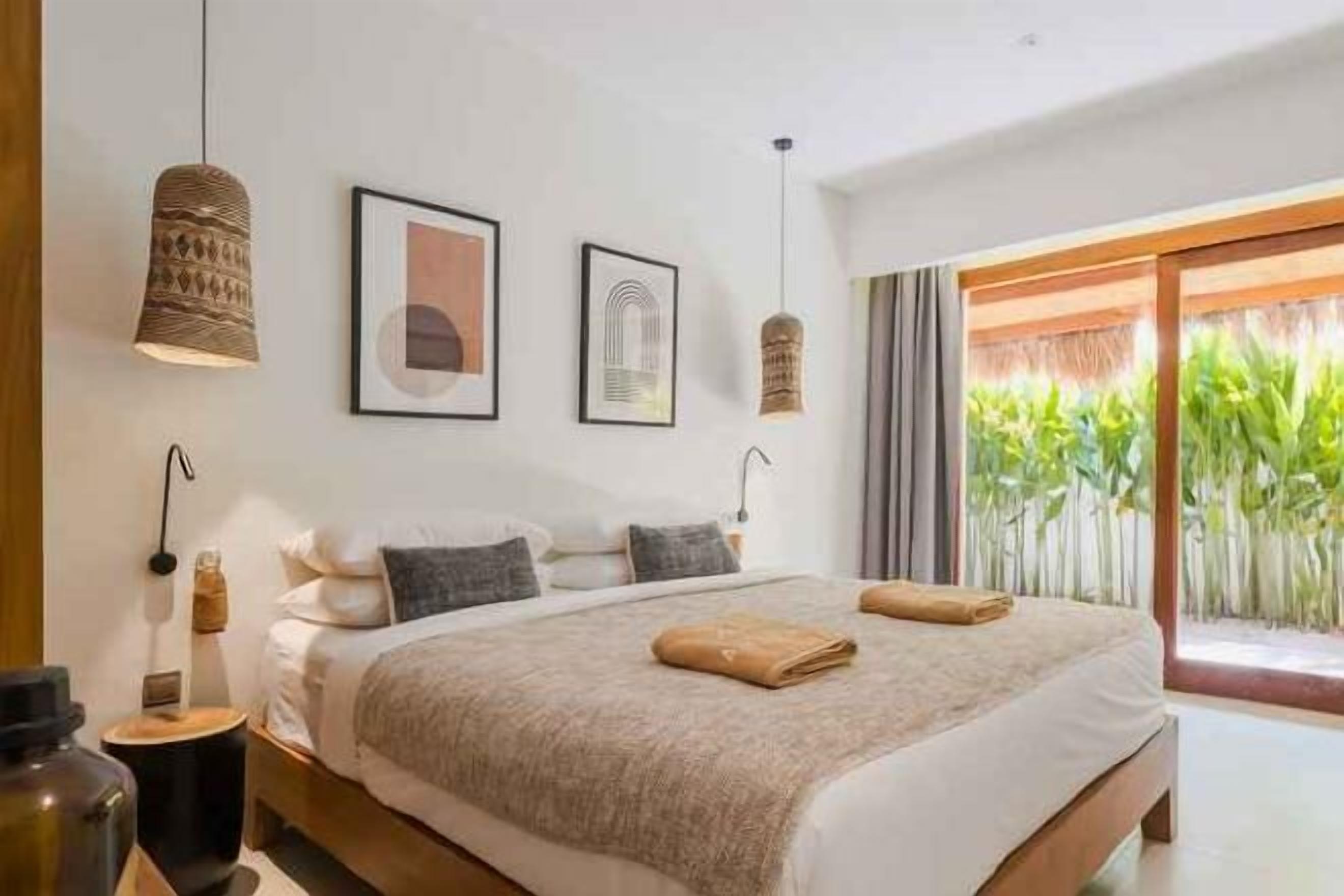 Minibar, in-room safe, desk, free WiFi