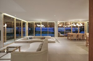 Royal Villa, 3 Yatak Odası, Denize Sıfır | Oturma odası