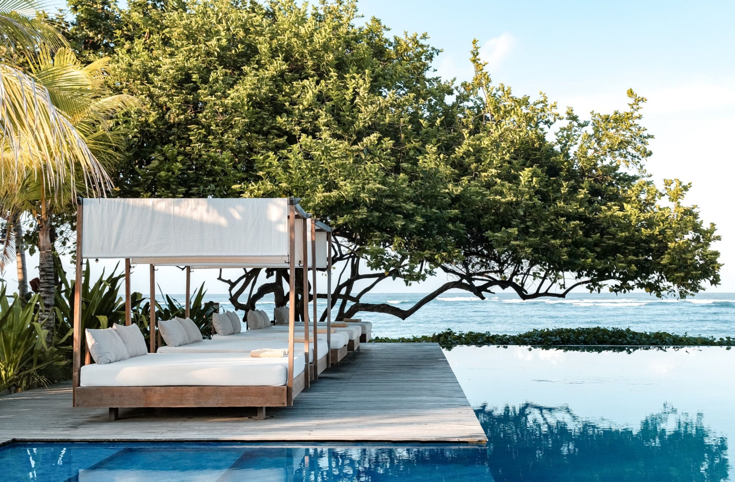 Una piscina al aire libre (de 09:00 a 22:00), sombrillas, tumbonas