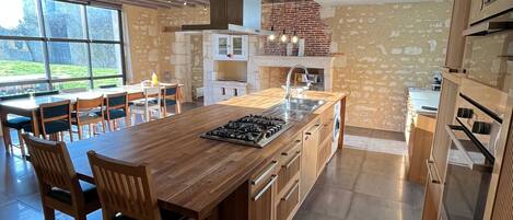 Kjøleskap, mikrobølgeovn, ovn og oppvaskmaskin