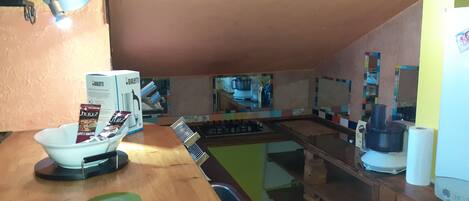 Een koelkast, een microgolfoven, een oven, een kookplaat