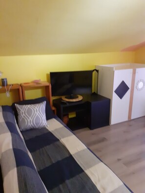 1 dormitori, planxa i posts de planxar i roba de llit