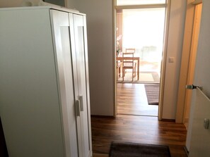 Studio, useita sänkyjä, parveke (incl. EUR 25 cleaning fee per stay) | Oleskelualue | 32–tuumainen taulutelevisio, jossa kaapelikanavat