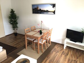 Studio, Mehrere Betten, Balkon (incl. EUR 25 cleaning fee per stay) | Bügeleisen/Bügelbrett, kostenloses WLAN, Bettwäsche