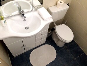 Studio, Multiple Beds, Balcony (incl. EUR 25 cleaning fee per stay) | Bathroom | Bathtub, hair dryer, towels, soap - Apartment Westside (Regensburg)