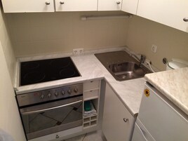 Studio, Multiple Beds, Balcony (incl. EUR 25 cleaning fee per stay) | Private kitchen | Fridge, microwave, oven, stovetop